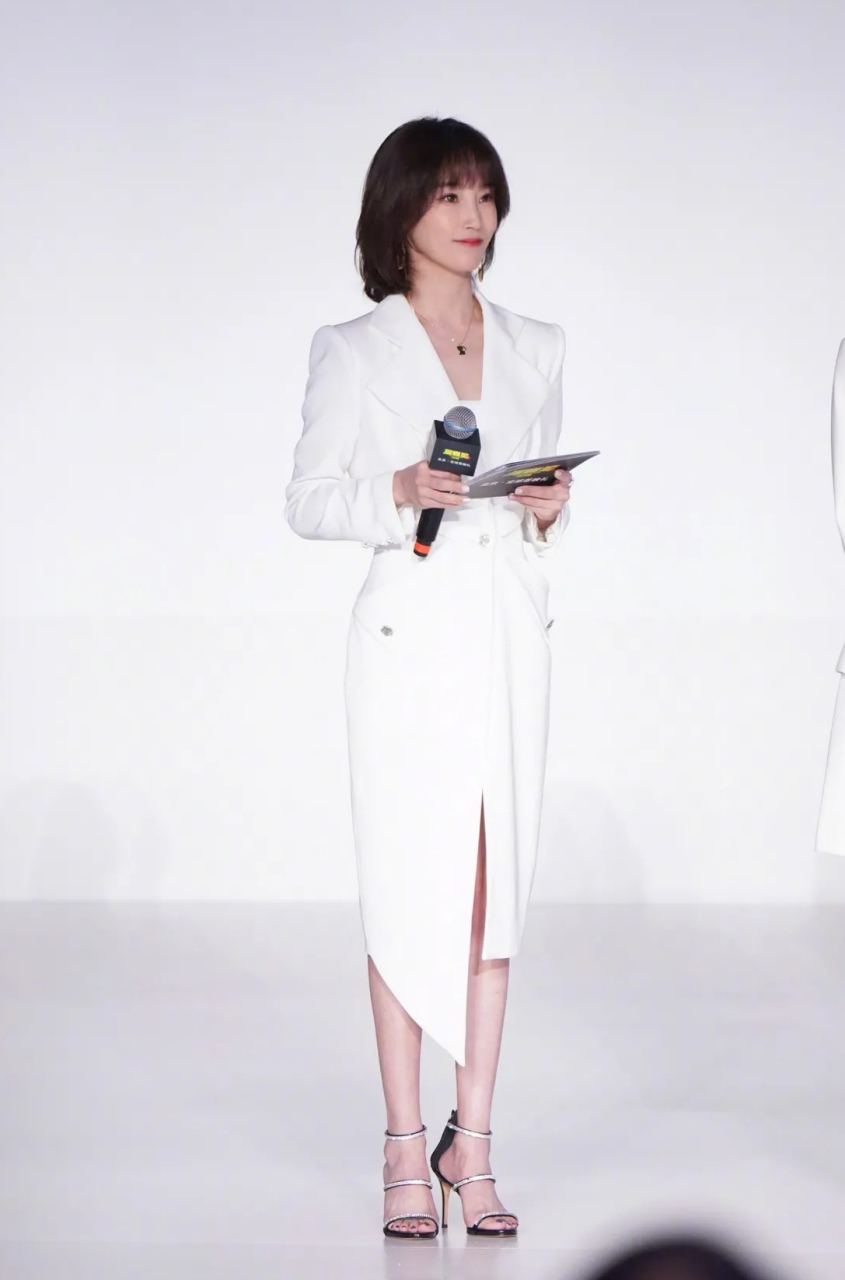 谢楠留短发的时间太久了,留了长发更漂亮,更有女人味儿!