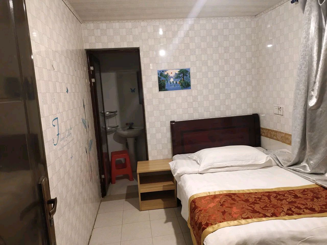 表妹一个人去重庆旅游,住了一间98块钱一个晚上的民宿,可是当天晚舷