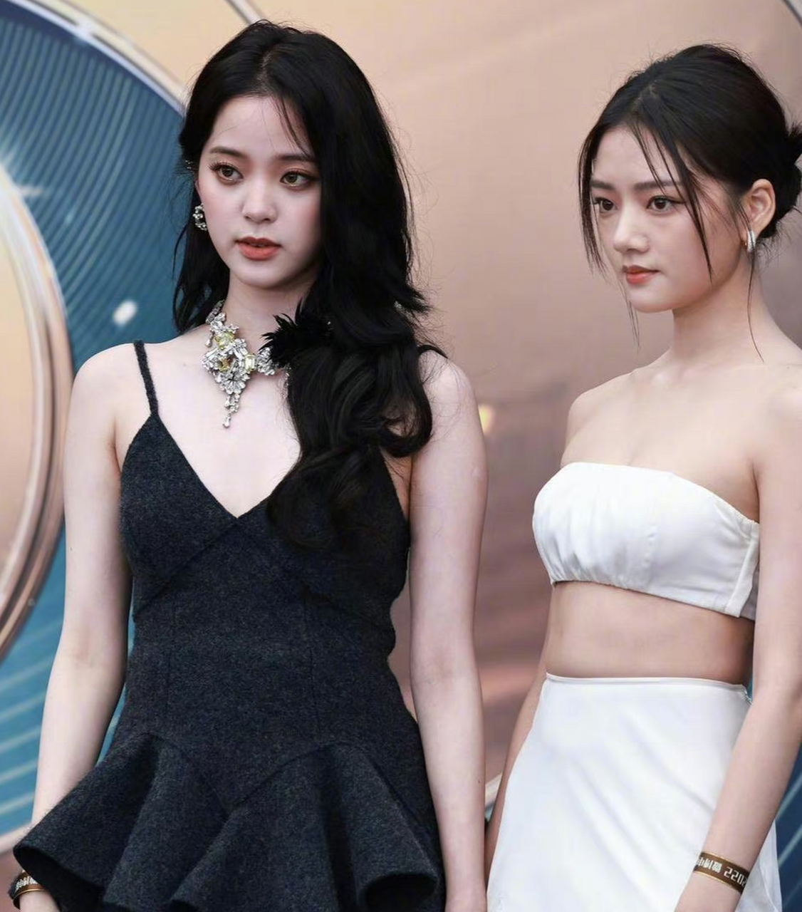 欧阳娜娜和任敏同台,感觉任敏表现的很不自信,是知道自己的美貌被碾压