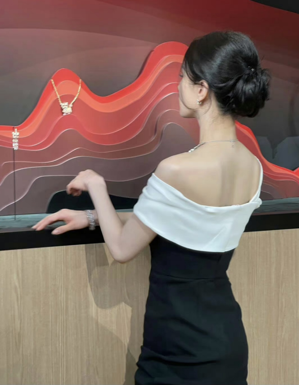 刘诗诗的肩颈线条好完美,又瘦又美,仪态又好,请大美女多露脸,让我们养