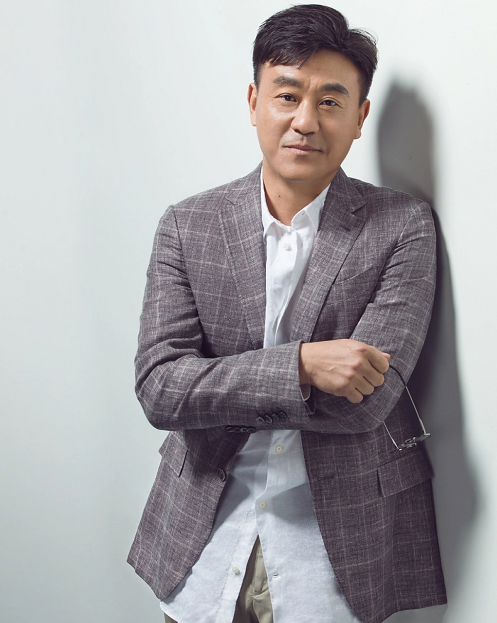 1997年,何冰参加同学会,一位多年未联系的女同学在餐桌上对他说:你看