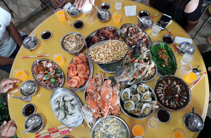 实拍湛江农村婚宴现场,一大桌全是高档海鲜,亲戚直夸比大酒店好