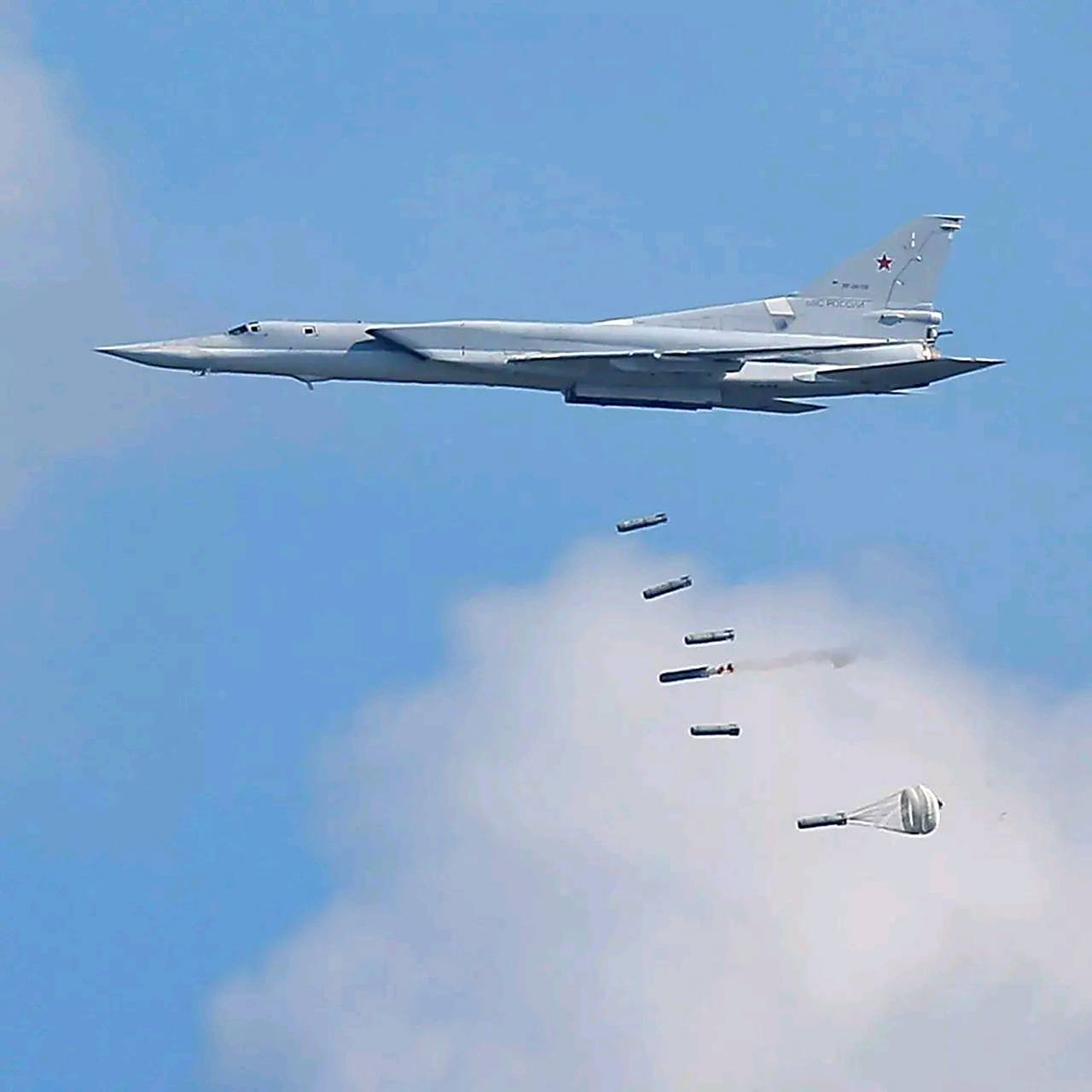 今天(18日),俄军出动了图-22m3"逆火"远程轰炸机