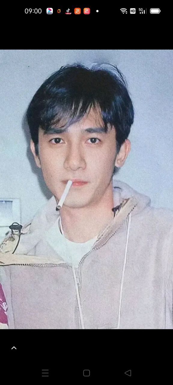 梁朝伟与彭于晏都是顶级帅哥加男神,年轻的时候不知迷死多少人啊!