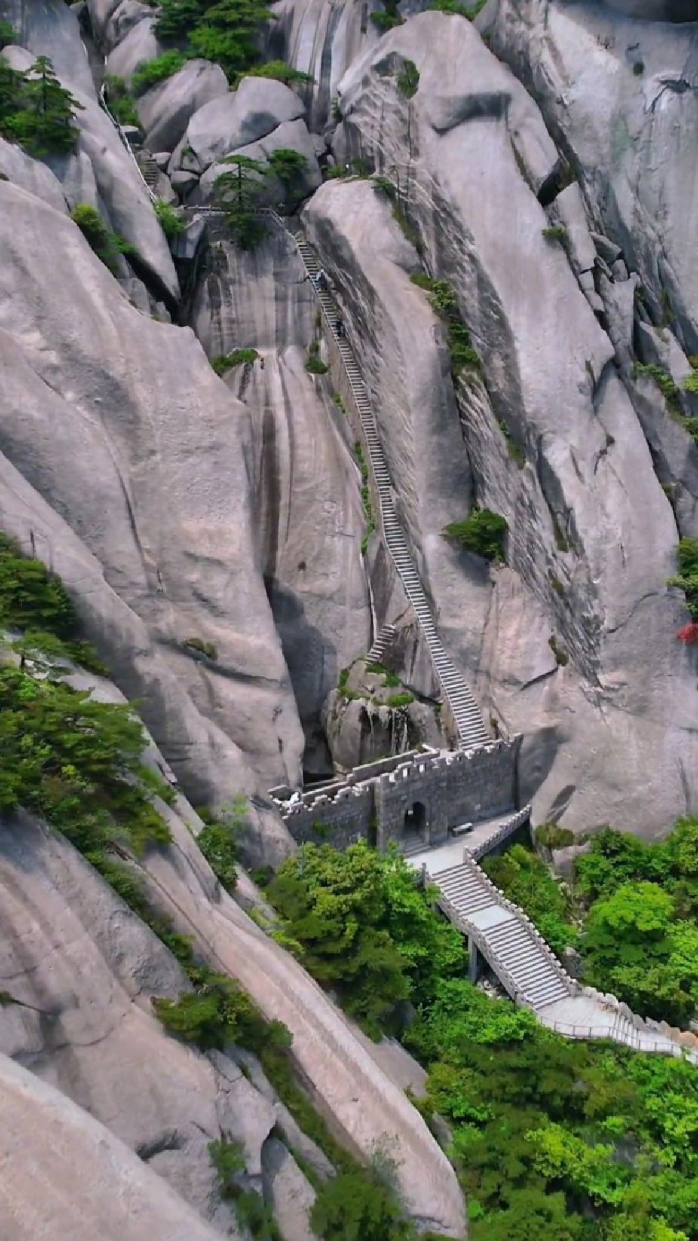 安徽天柱山百步雲梯,一條近乎垂直的路,爬到山頂彷彿到了天宮,安徽