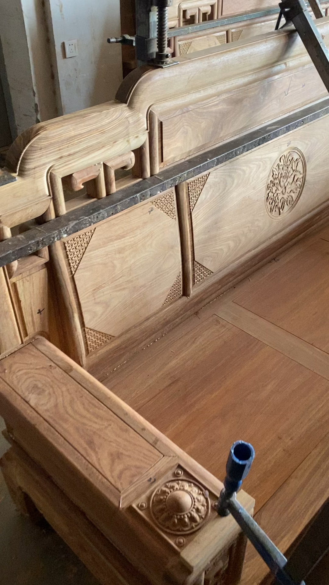 正宗刺猬紫檀马里料花纹细腻木纹间隔小颜色呈黄褐色