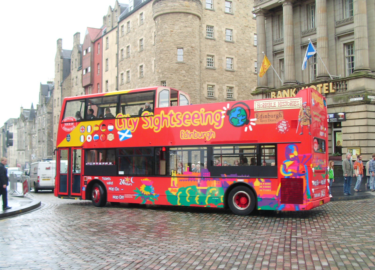 如果你到伦敦旅游,一定要乘坐伦敦的双层巴士哦!游览伦敦风情