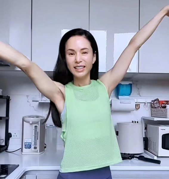 巩俐卸妆后,李若彤卸妆后,玲花卸妆后,网友回复:差距也太大了