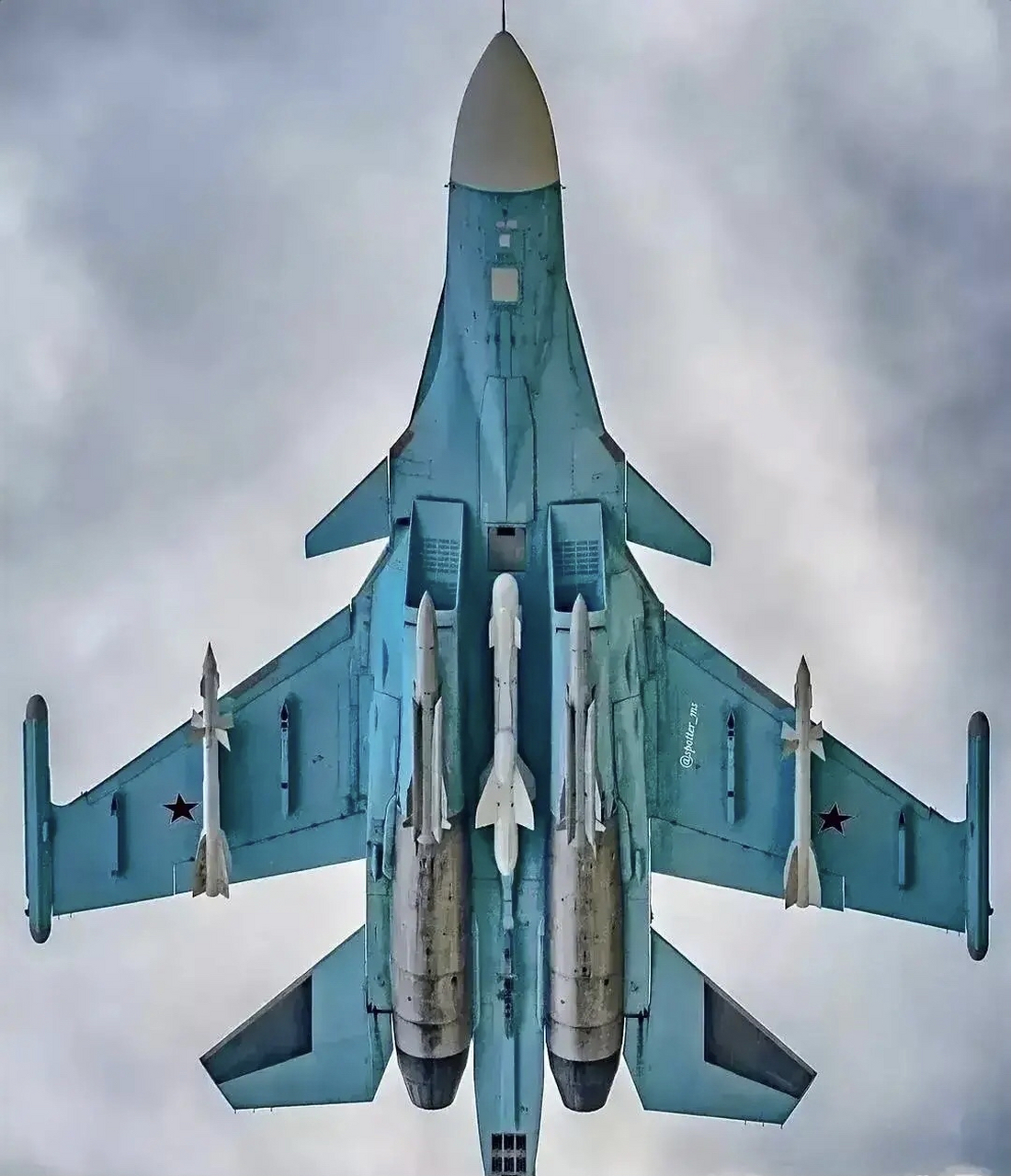 苏-34战机挂弹图 俄罗斯苏-34是战斗轰炸机,武器挂载能力是很强的