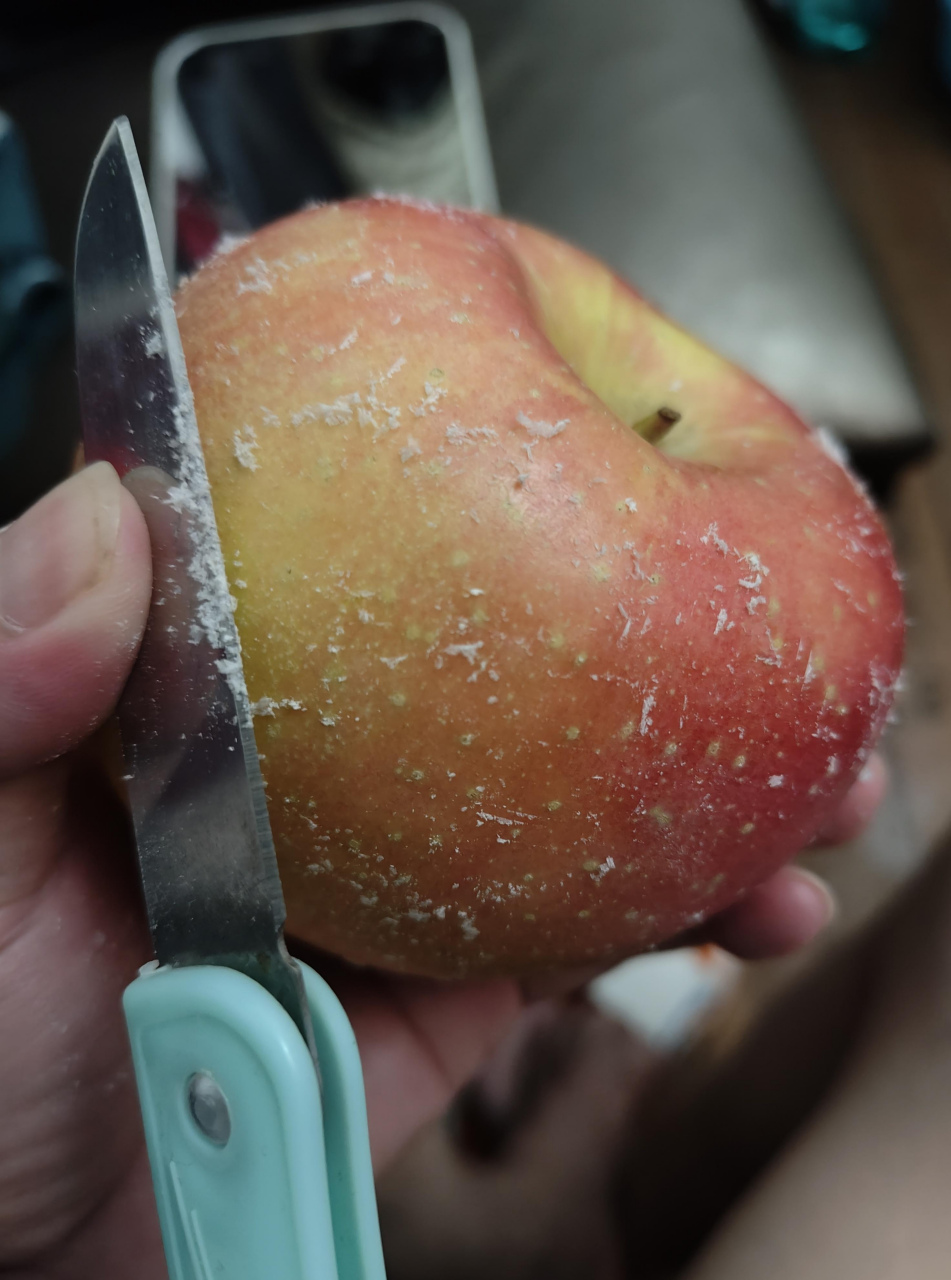 tmd现在的苹果还有打蜡买的,买了点苹果吃,试着拿刀,刮了一下!