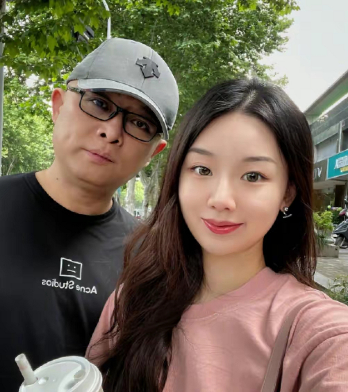 51岁孟非疑有二胎,带幼童出游眉眼像他,老婆貌美大女儿留学多年