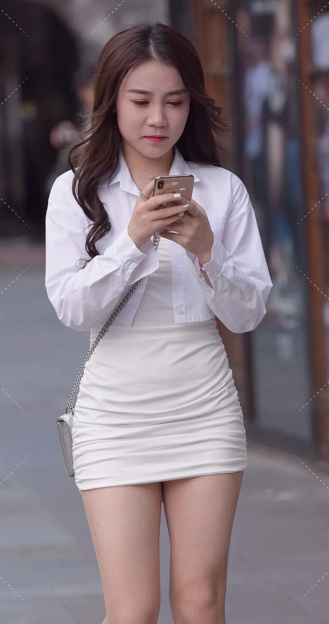 街拍:白色衬衫搭配身裙搭配小白鞋,微胖身材穿白色韵味十足