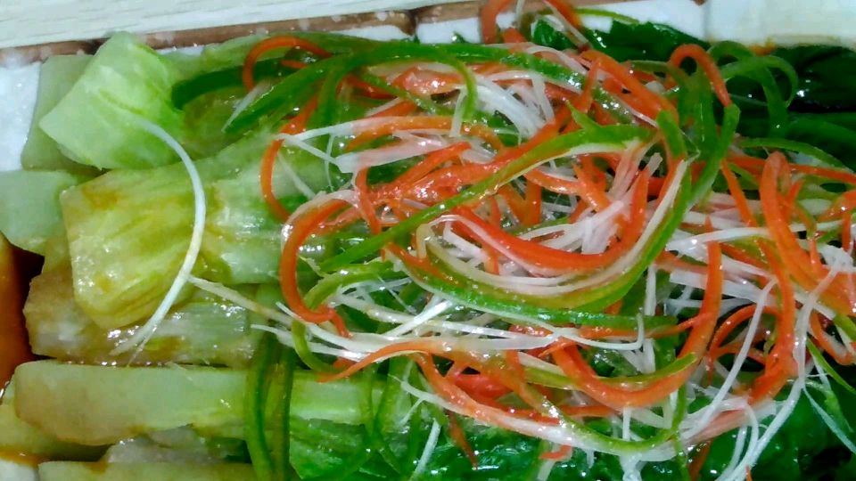油麦菜不要在炒着吃了,试试这种做法,脆嫩爽口,一上桌全抢光