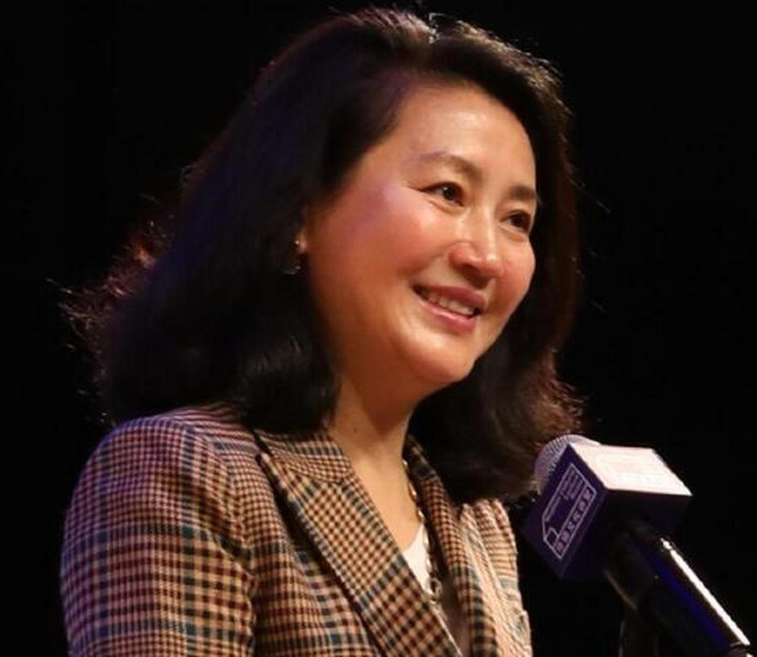 55岁王小丫近照身材有些发福,但是相信这是幸福所带给她的.