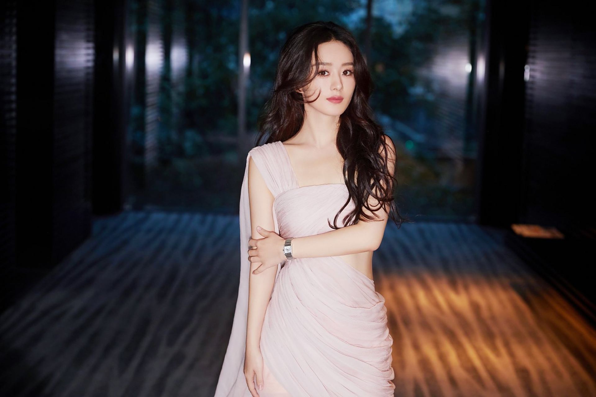 赵丽颖# 赵丽颖居然有马甲线,自律![赞同]