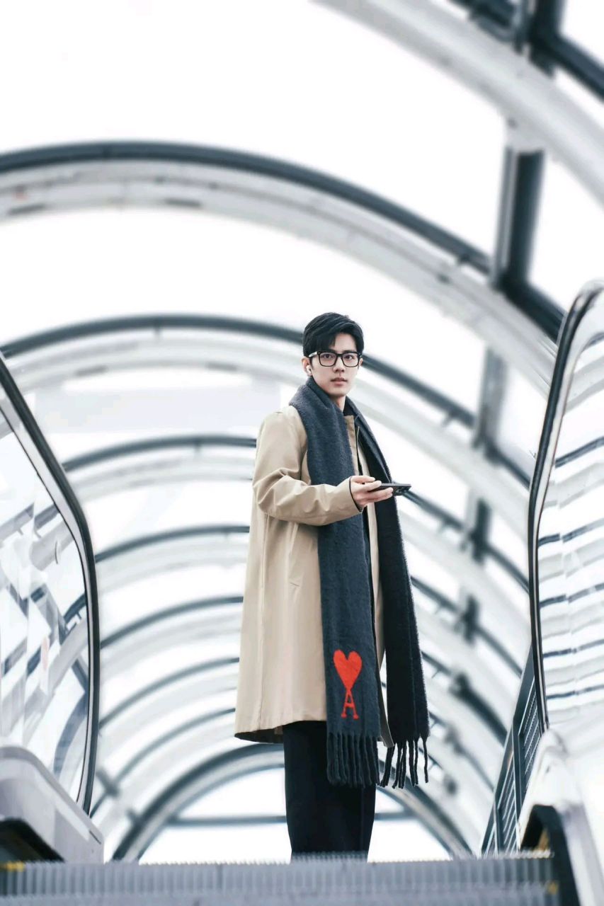 肖战的穿搭审美一流,这条围巾是点睛之笔,成熟稳重中,带着一抹亮色的