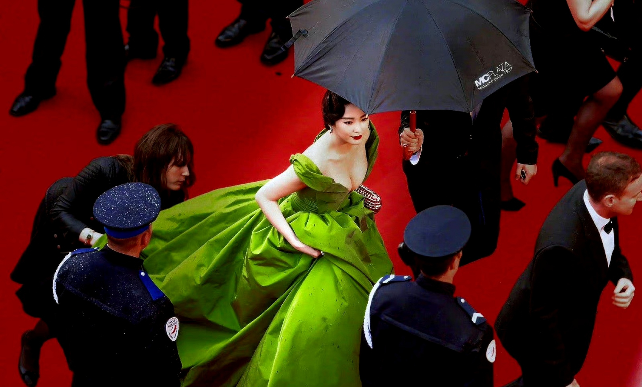 张雨绮红毯绿色礼服图片