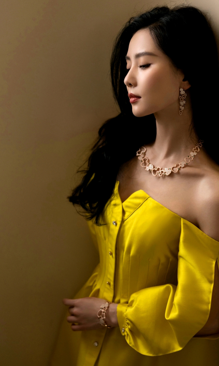 刘诗诗一袭黄裙,搭配微卷长发,清新优雅,温婉秀丽,浑身散发着迷人的