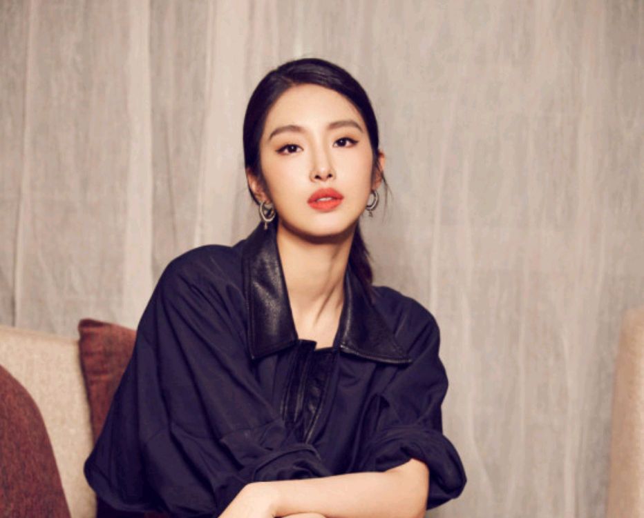 酒窝美女杨采钰