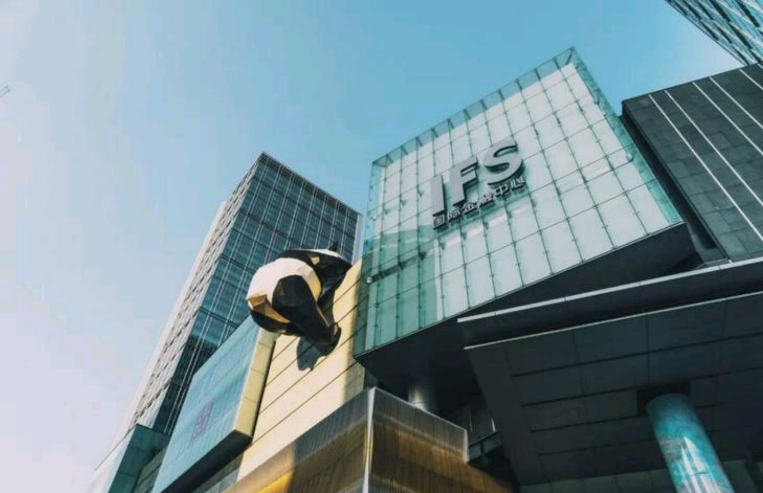 游客看到成都"国金中心"建筑,引发网友热议:中国建设很强大