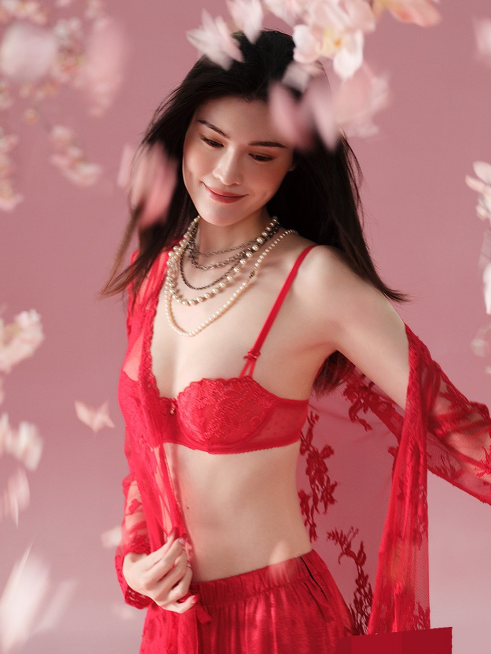 何穗曝新春内衣美照,增添喜气的大红色让她的白哲肌肤更加发亮,网友