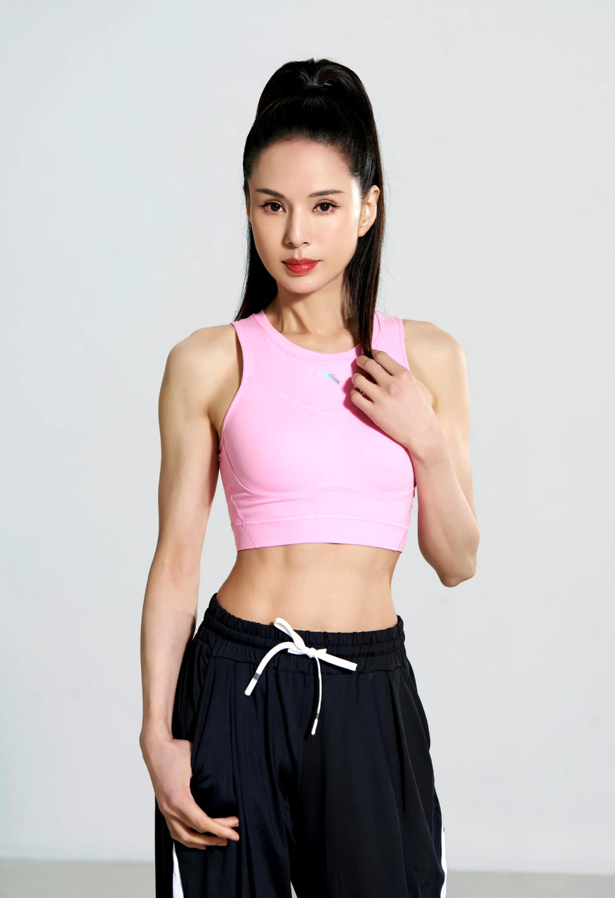 动态优创月# 57岁的李若彤真的厉害,这马甲线好看98 一看就是长期