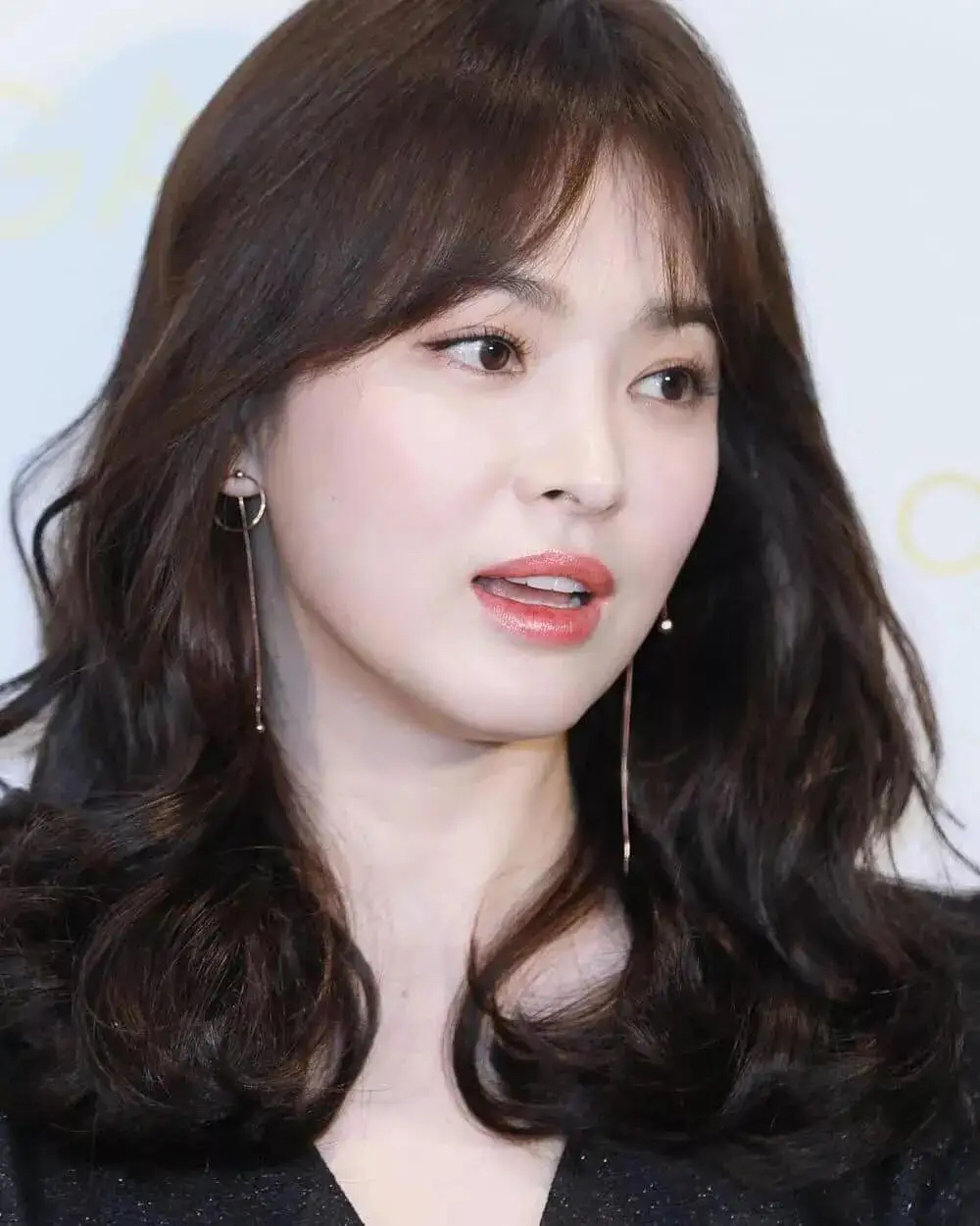 韩国女星宋慧乔笑得真甜美