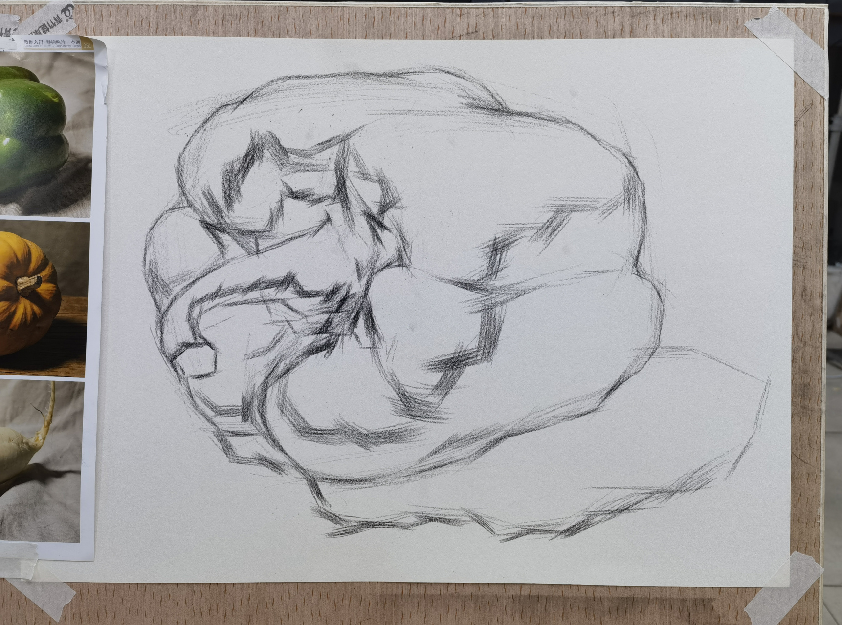 分享一张今天完成的四开素描青椒,炭笔.