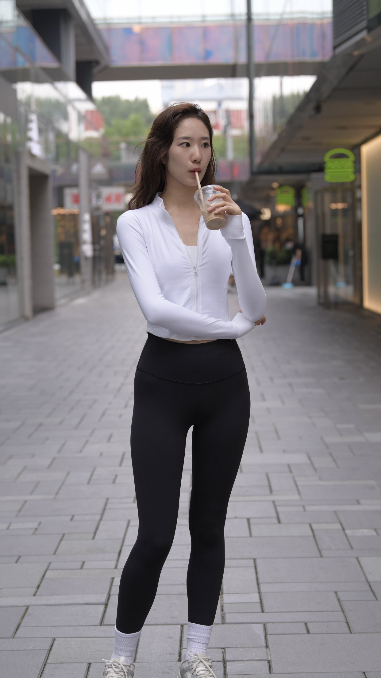 美不美先看腿,这样的紧身裤谁受得了?小姐姐身材也耐看