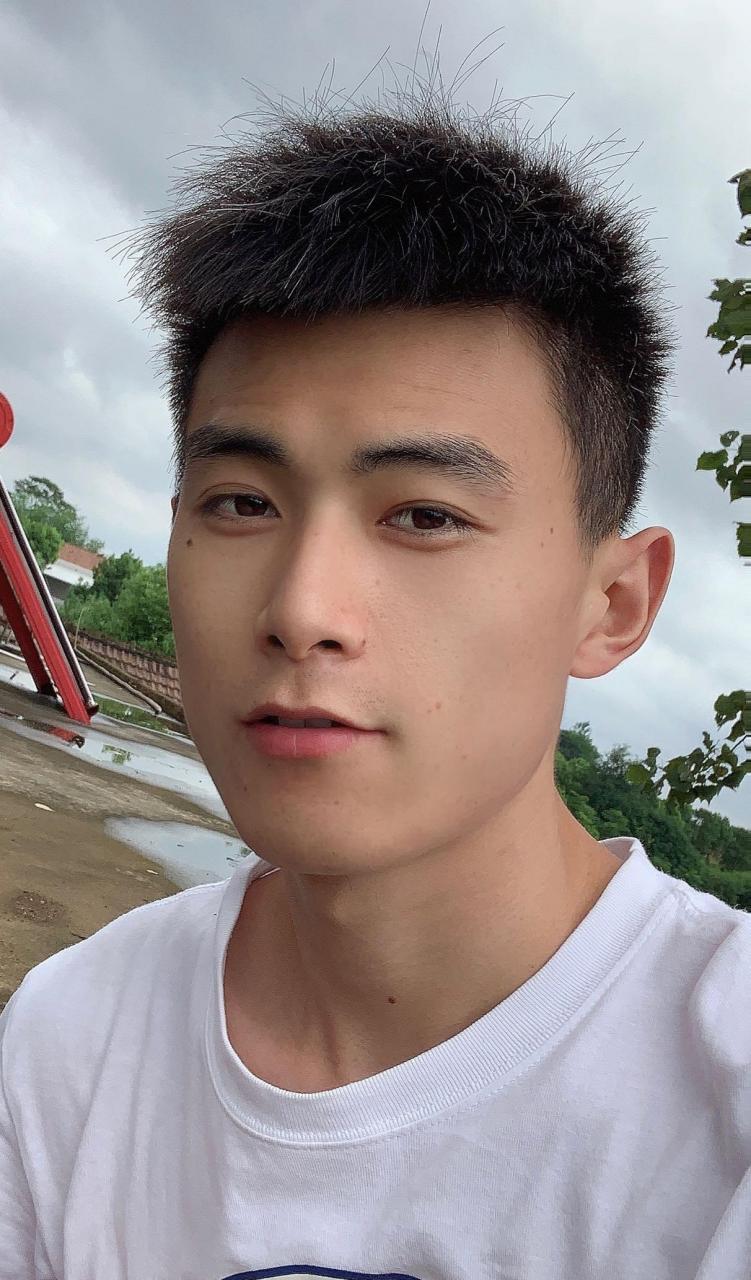 这小伙长的又帅又干净