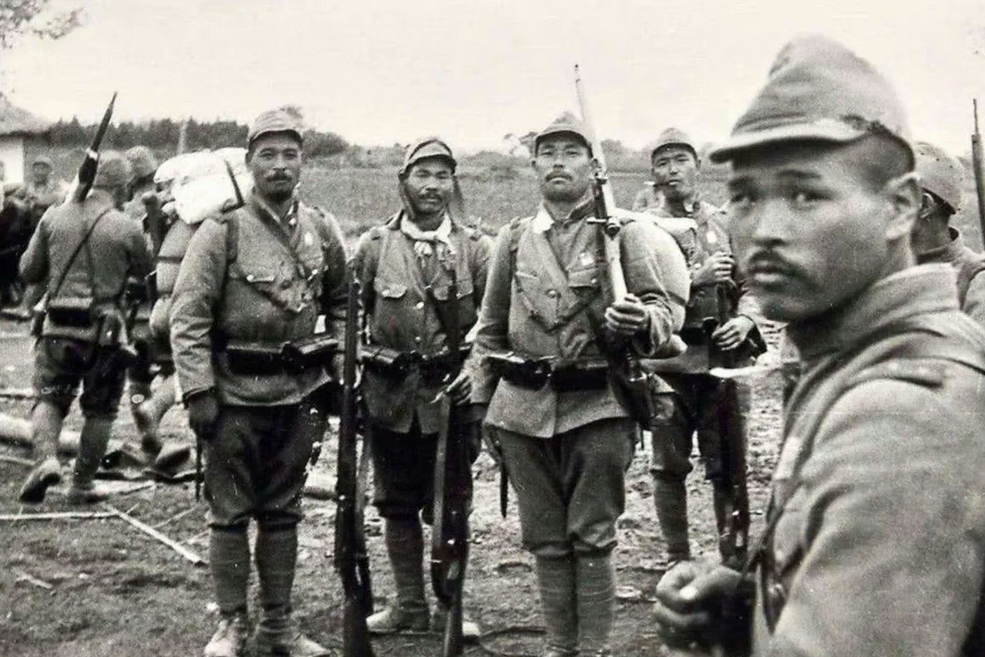 1937年,淞沪会战期间,日本鬼子兵即将渡过黄浦江.