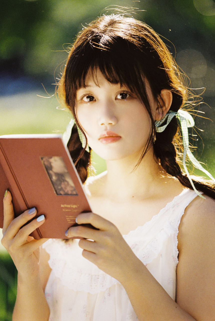 人像写真～盛夏公园读书美少女