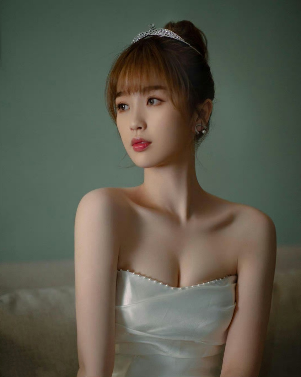 虞书欣# 白色珍珠镶边抹胸长裙,甜美娇俏的小公主