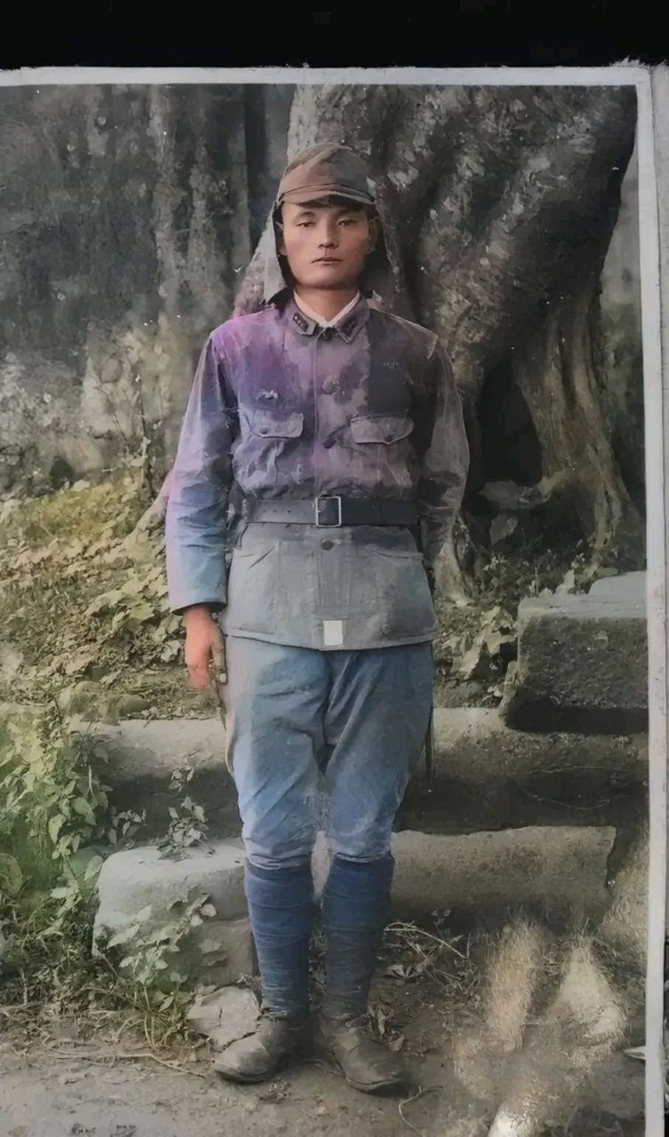 1939年,一名戴着"屁帘帽"的日军,留下了这一张照片,照片中的他打着