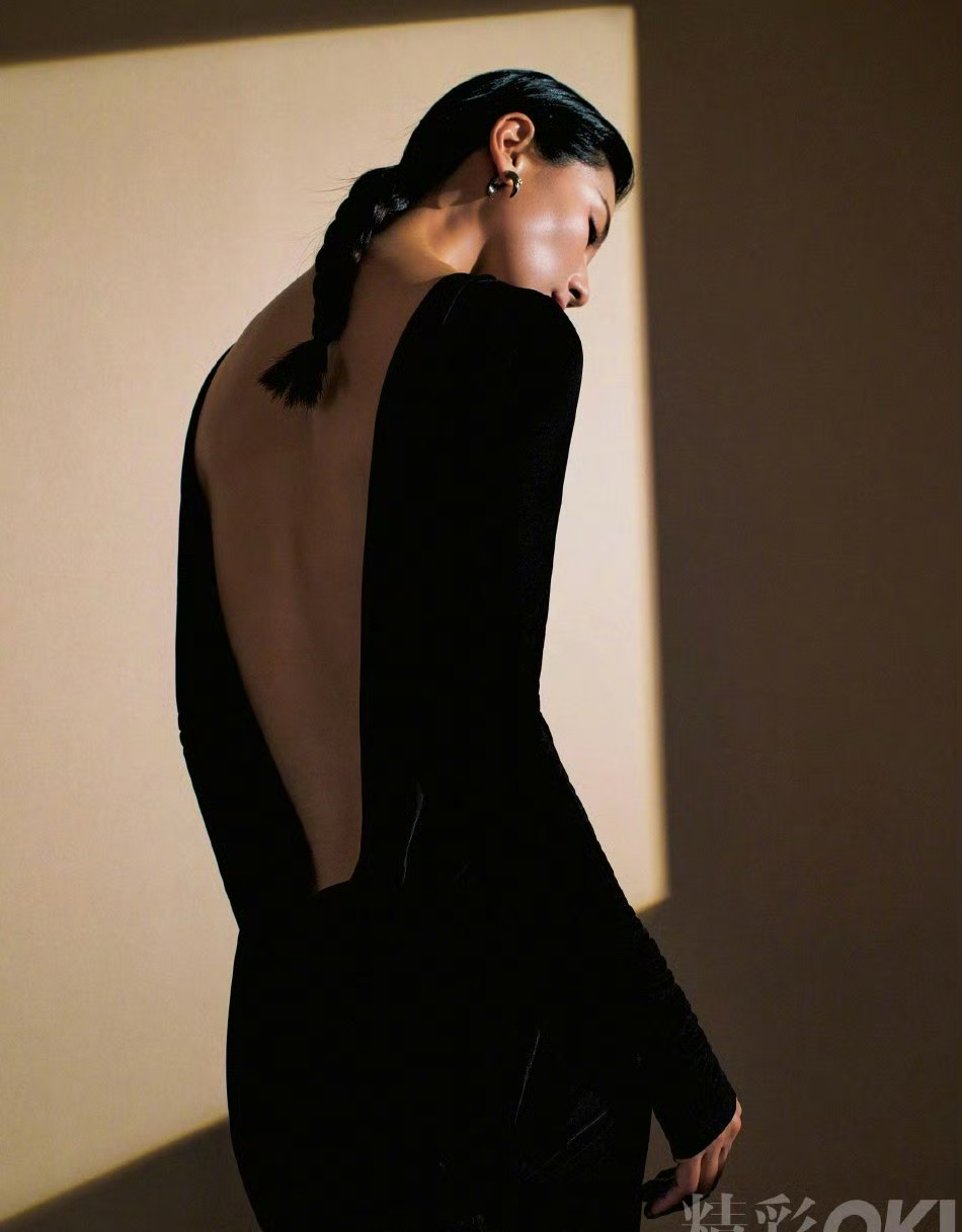 刘涛封面杂志大片,黑色露背裙简约又性感,魅力十足