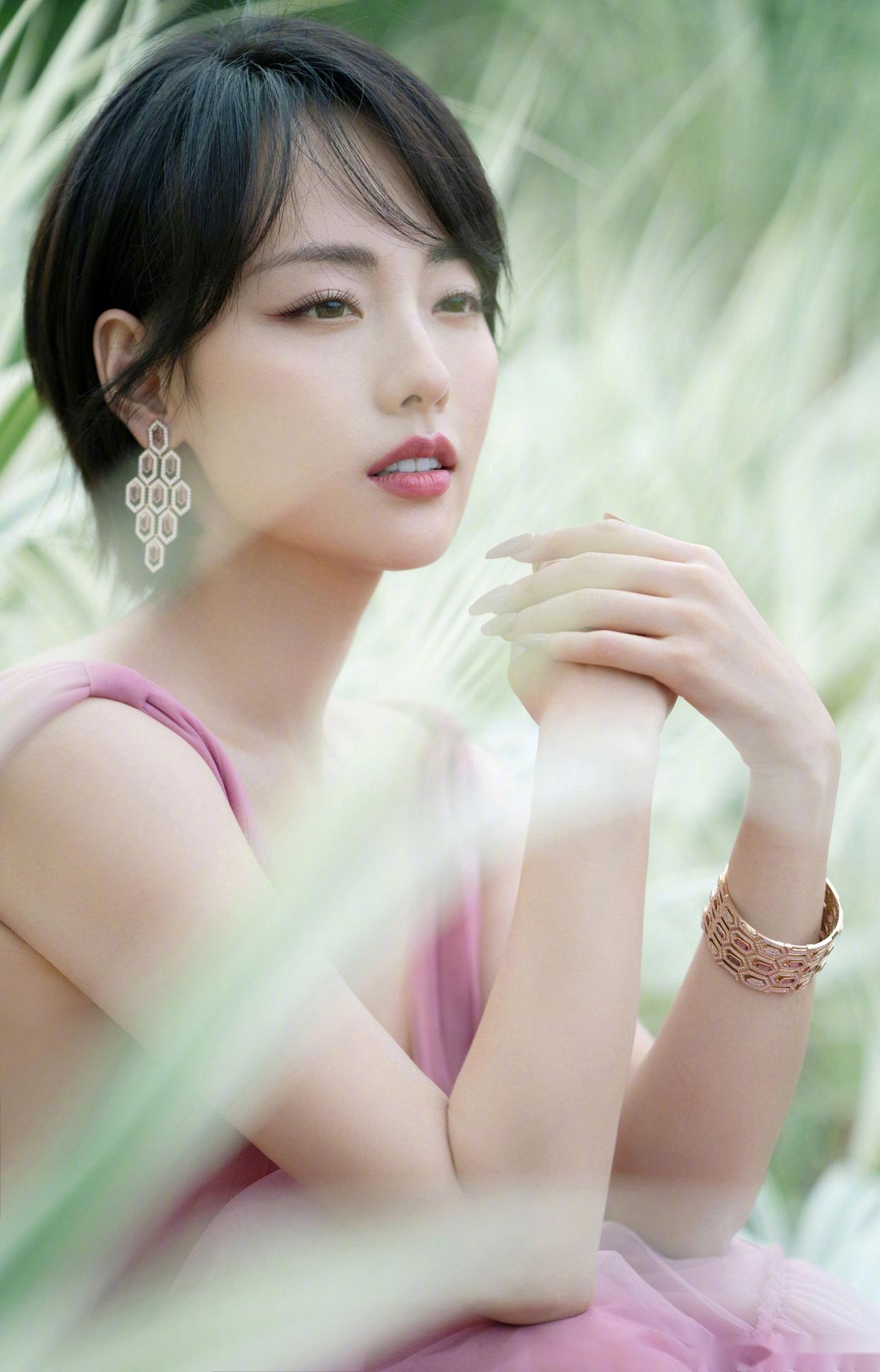 《张嘉倪:青花瓷中的诗意美人,清纯与妩媚的完美融合》