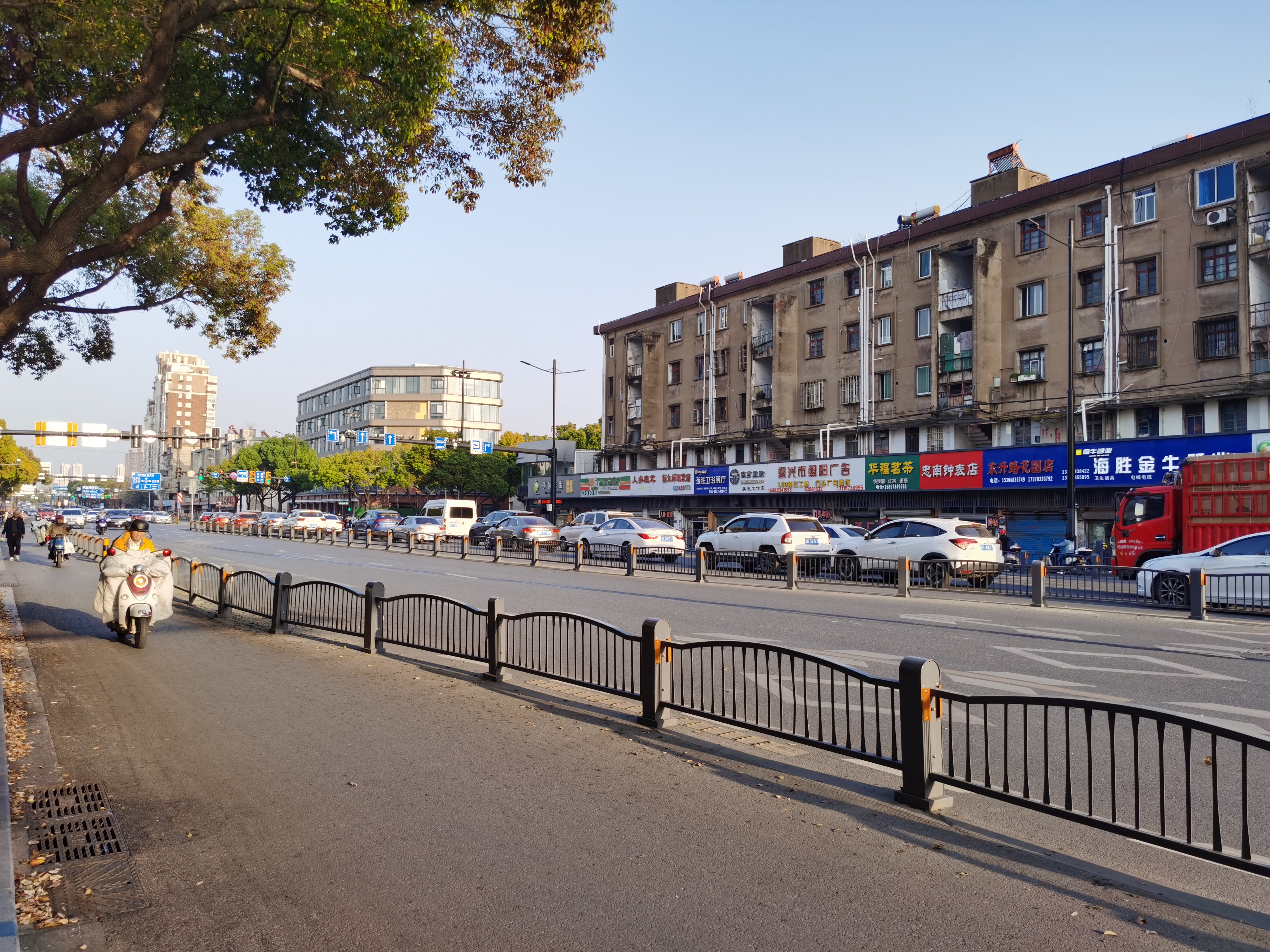 嘉兴老城区像湖北的县城,但干净整洁,新城很不错,可惜还没机场