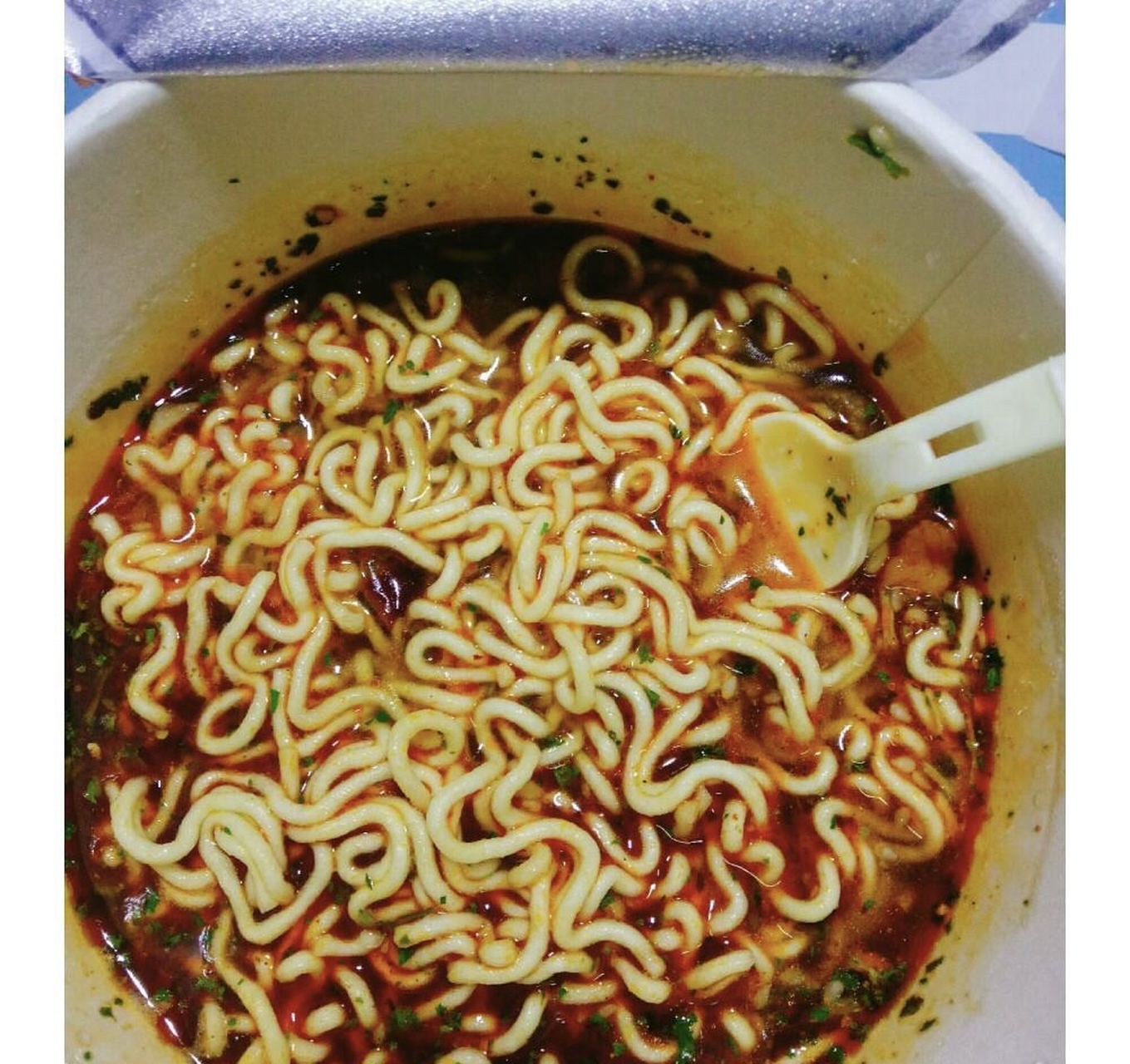 近日网上都在报道"老人怕味大影响乘客高铁上干吃泡面.