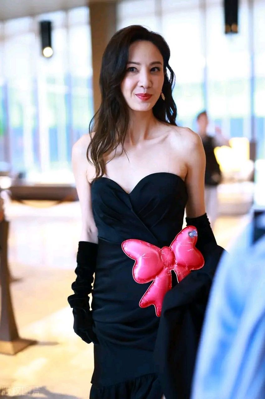 郑希怡亮相上海机场,她这次搭配的很有时尚亮丽风情,看上去特别的迷人