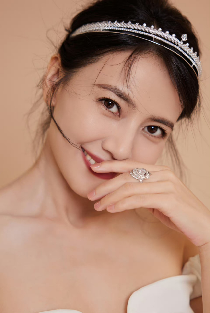 高圆圆这套白色抹胸礼服裙,搭配简洁的头冠和戒指,有种繁华璀璨的美