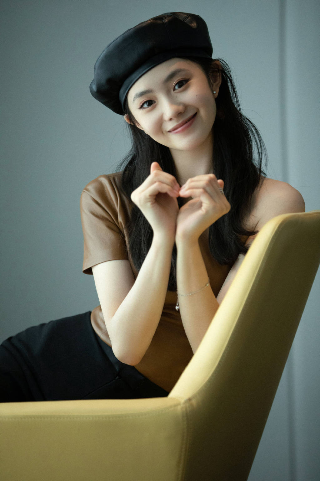 刘浩存的工作室晒出她的一组写真美照