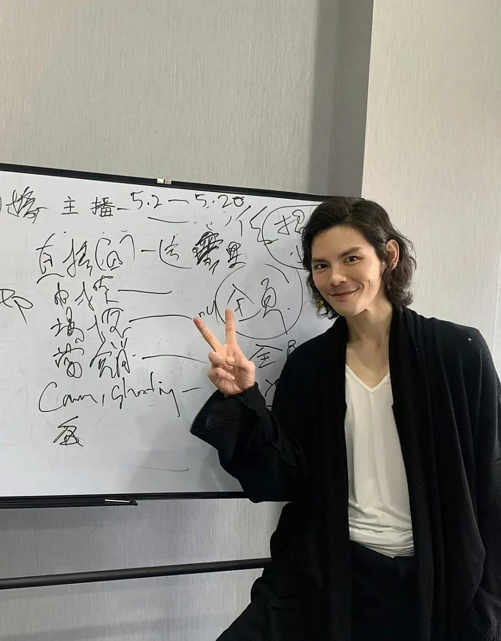 向佐最新微博照片,留起了长发,打扮很精致,相比于郭碧婷生完孩子带娃