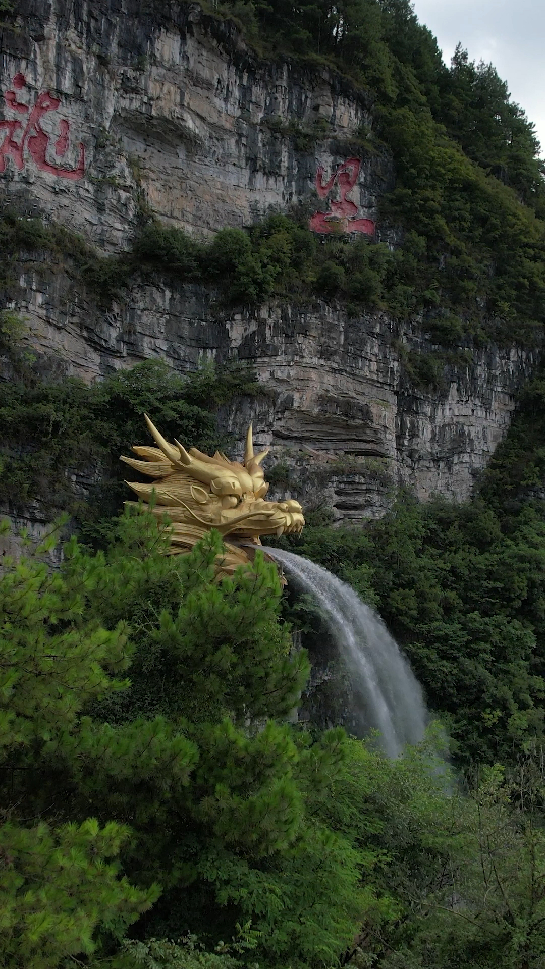 贵州龙里龙吐水,龙头由11.