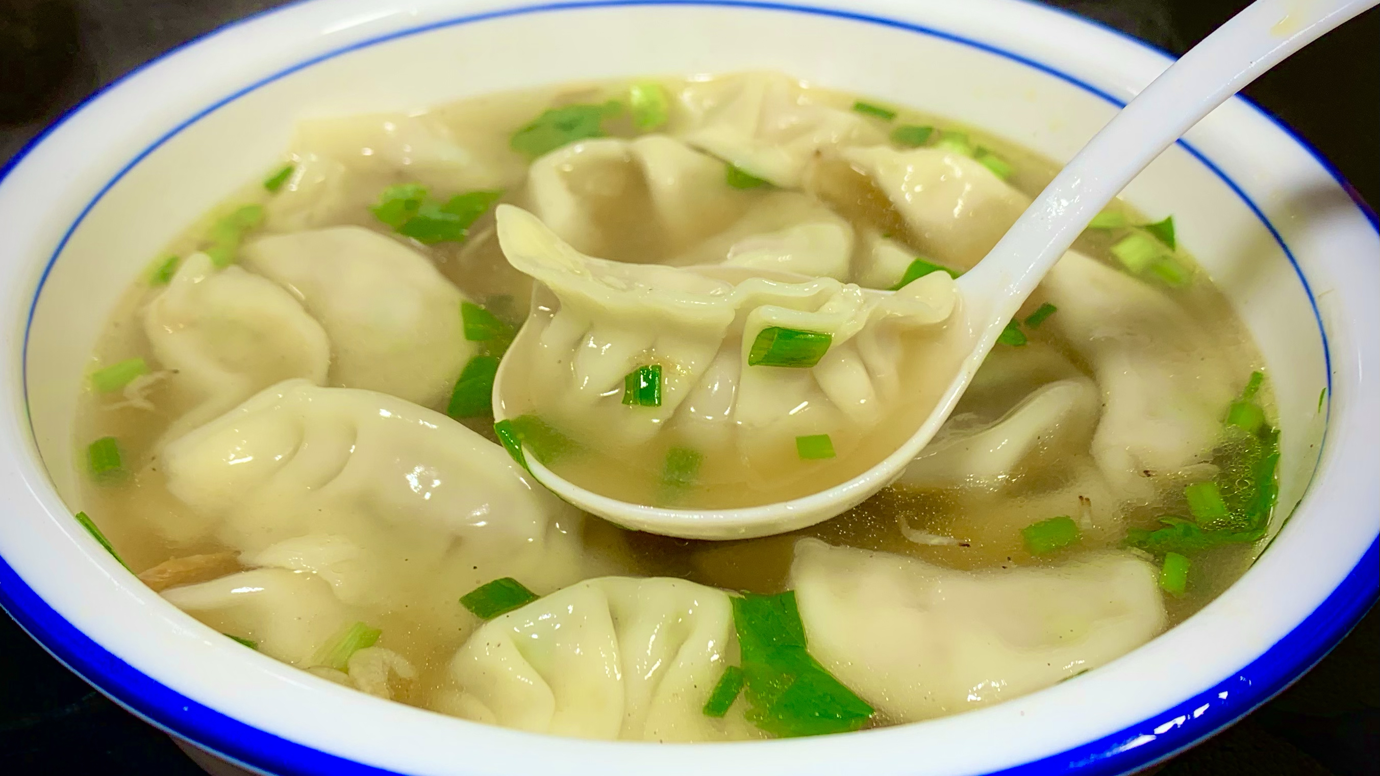 冬天要多吃香菇饺子，教你调馅和汤汁方法，每天吃都不腻，太香了
