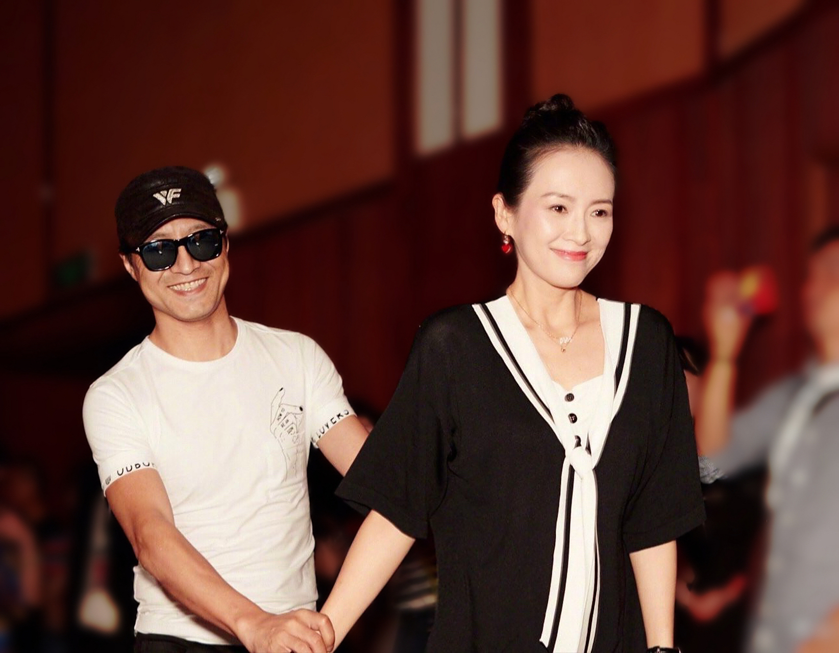 还记得颖宝和她峰哥牵手时候的欢快雀跃,还记得子怡和她峰哥牵手时的