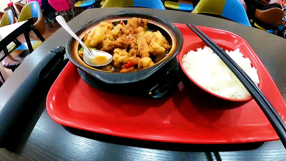 26元一份的黄焖鸡米饭,有点贵,但理解,毕竟疫情影像