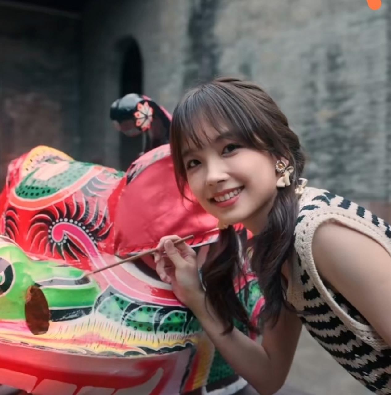 王冰冰去佛山录节目,全程原相机,她依然是甜妹风格,在镜头前表情丰富