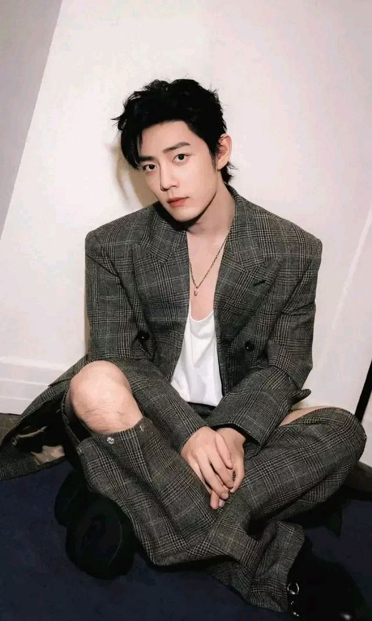 肖战这腿毛比脸还好看,挺有吸引力的 就问这个男人是如何将又奶又狼