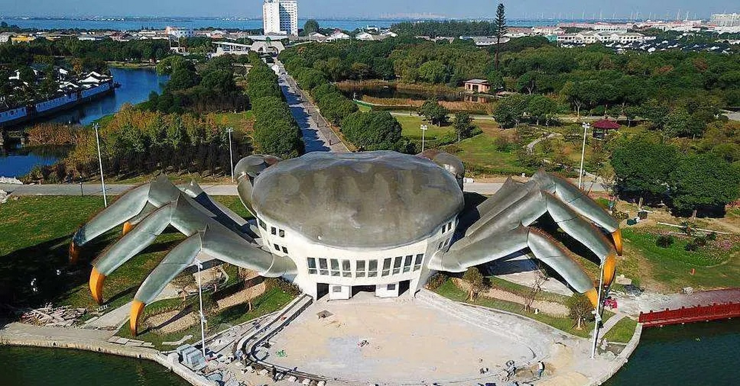 据说花费1300万,建筑的巨型阳澄湖大闸蟹,看上去就像螃蟹精,可惜4年前