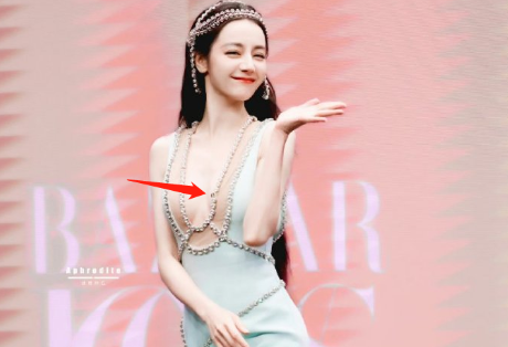 "酥胸半露"却偏要捂着,装作害羞,有一种尴尬叫迪丽热巴玩性感